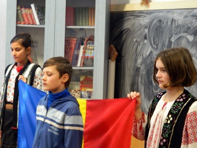 Imnul României, cântat în fiecare zi de elevi la începutul orelor. Proiectul, votat de Senat