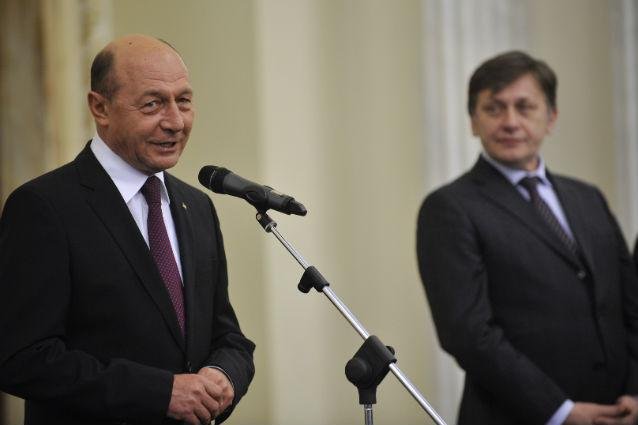 SONDAJ: Câţi români cred ca Antonescu va ieşi preşedinte, iar Băsescu va fi PREMIER