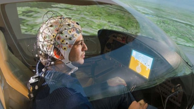 Cercetătorii germani lucrează la un avion care poate fi controlat direct de creier