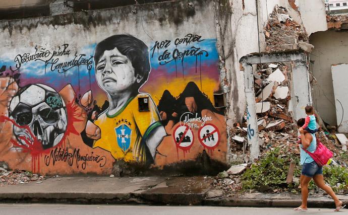 "Vrem mâncare, nu fotbal!" Indignarea brazilienilor, exprimată prin graffiti 261539