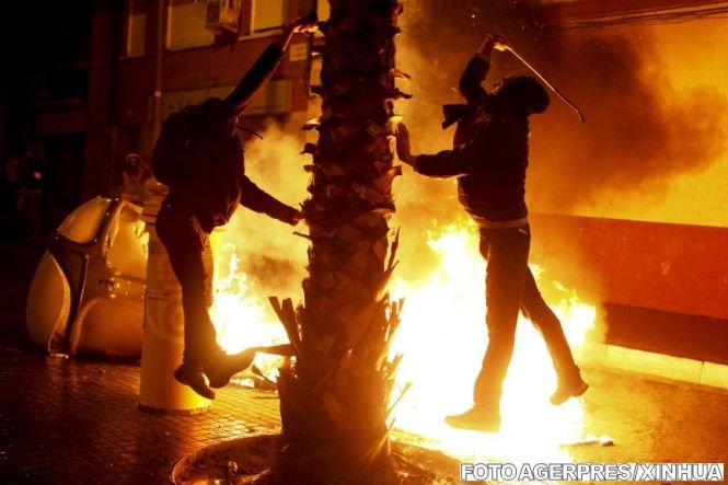 A patra noapte de violenţe în Barcelona. Cel puţin 23 de oameni au fost arestaţi