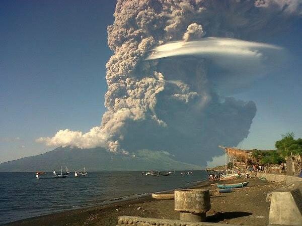 Erupţie spectaculoasă în Indonezia. Mai multe zboruri în regiune au fost anulate 