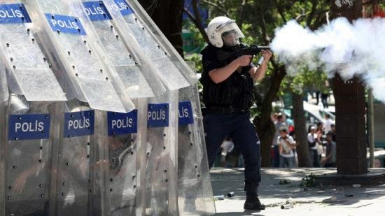 Peste 120 de oameni au fost arestaţi şi alţi zeci au fost răniţi, în urma violenţelor de la Istanbul