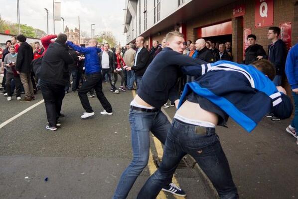 1400 de huligani britanici sunt obligaţi să-şi predea paşapoartele. Ei nu vor putea participa la meciurile Angliei din Brazilia 261861