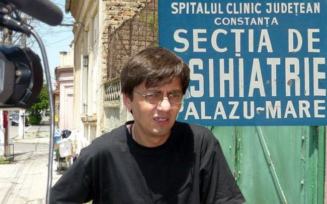 Adrian Zglobiu, bărbatul care l-a scuipat pe Băsescu, a fost ELIBERAT