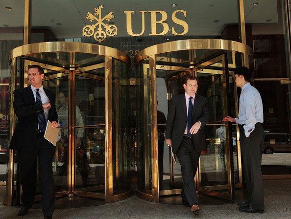 LOVITURĂ pe piaţa bancară. UBS, investigată pentru SPĂLARE de BANI şi crimă organizată