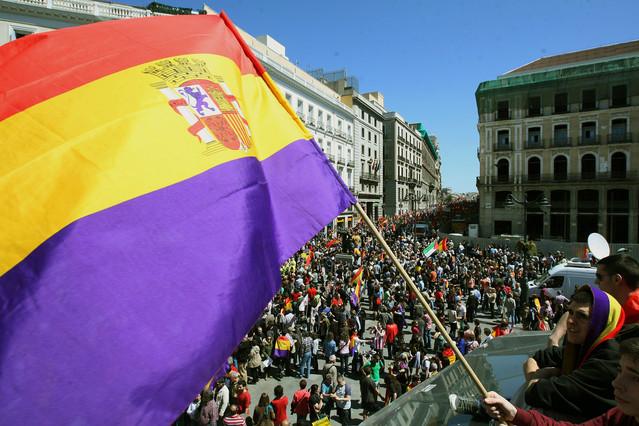 Val de proteste în Spania, după abdicarea regelui. Zeci de mii de oameni cer în stradă ABOLIREA MONARHIEI