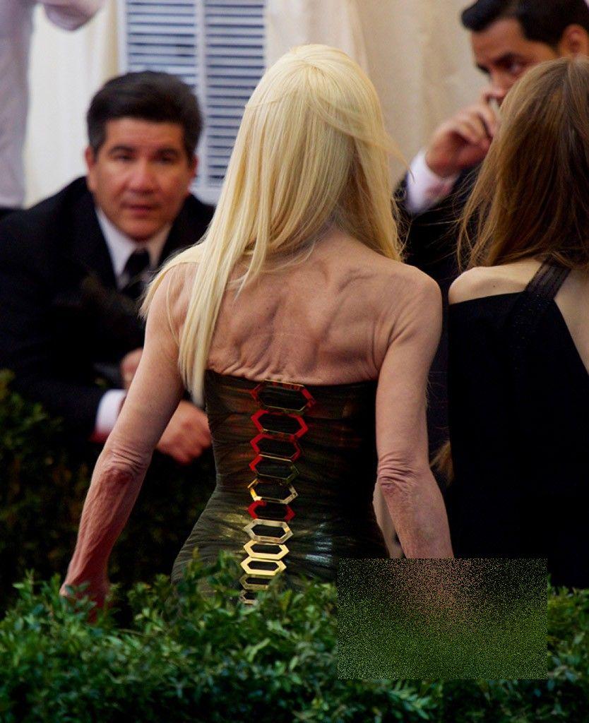 Când simţul penibilului este complet ATROFIAT. Cum arată femeia care a ŞOCAT pe covorul roşu 262529