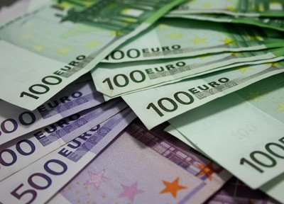 Dobanzile la depozitele in euro au devenit negative, dar moneda europeana refuza sa se deprecieze