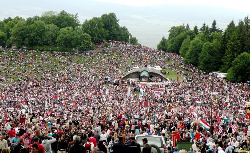Zeci de mii de pelerini sărbătoresc Rusaliile la Şumuleul Ciuc