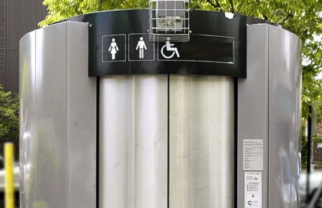 Cea mai scumpă toaletă publică din România, în valoare de zeci de mii de euro, la Râmnicu Vâlcea