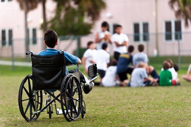 Copii cu dizabilităţi, bătuţi şi ARŞI cu ŢIGARA de îngrijitorii care ar trebui să îi protejeze. Caz ŞOCANT la Bihor