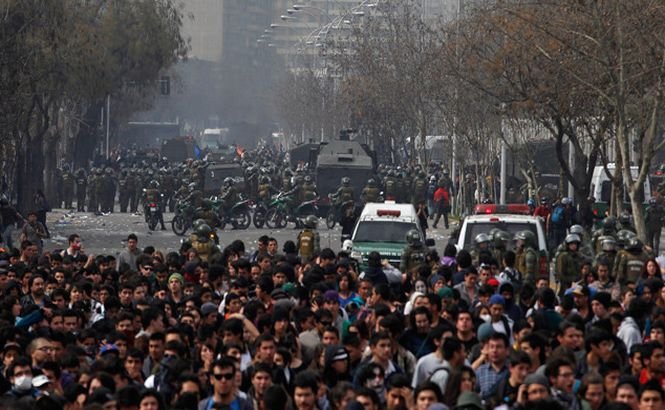 Poliţia chiliană a reprimat un marş studenţesc cu tunuri de apă şi gaze lacrimogene