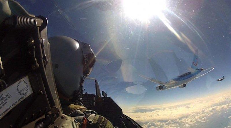 Probabil cel mai tare "selfie" din lume. Cum s-a pozat pilotul unui avion de luptă 263225