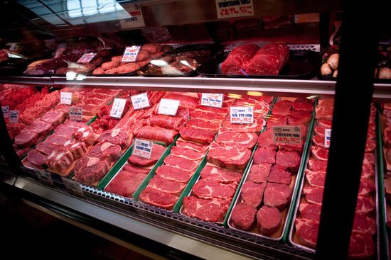 Studiu: Consumul de carne roșie crește riscul apariției cancerului mamar