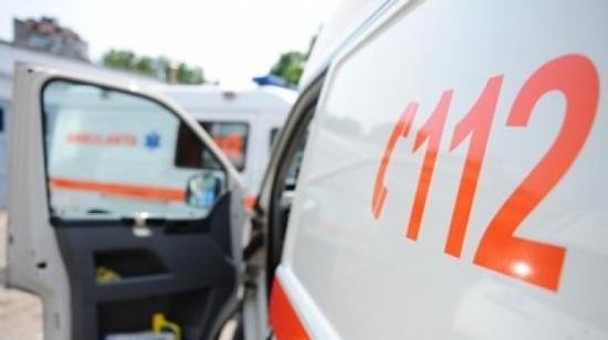 Accident cu 14 victime, lângă Bacău. Un microbuz a lovit o autoutilitară, apoi a intrat într-un copac