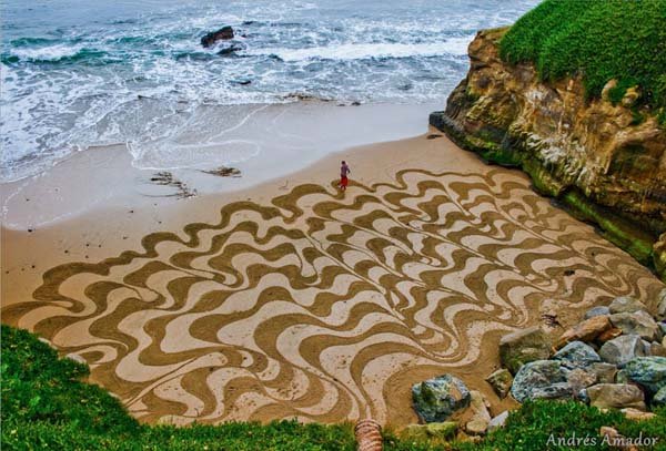 Este ULUITOR ce face acest bărbat cu o greblă, pe plajă. &quot;Sunt adevărate opere de artă&quot;