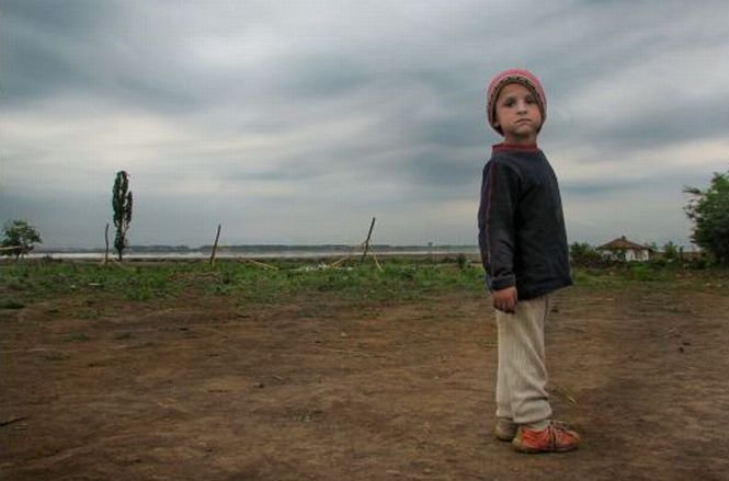 România, ţara copiilor săraci. Sute de mii de copii, condamnaţi la înfometare, mizerie şi analfabetism
