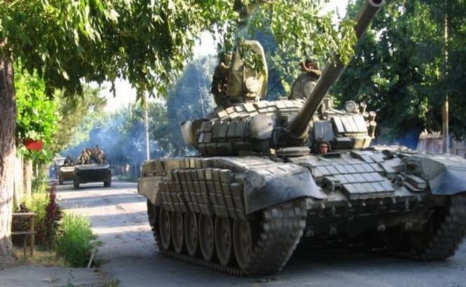 Trei tancuri ruseşti au intrat în Doneţk (VIDEO)