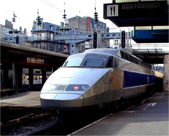 Peste 2.300 de călători au rămas blocaţi toată noaptea în două trenuri de mare viteză, în sudul Franţei