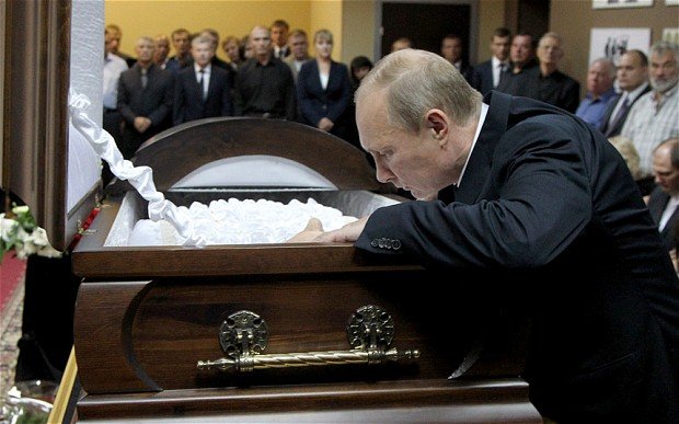 Coroane funerare cu numele lui Vladimir Putin, depuse la ambasada Rusiei