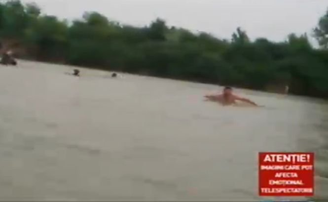 Imagini ȘOCANTE. Filmați în timp ce erau luați de apele Jiului. Doi oameni au murit