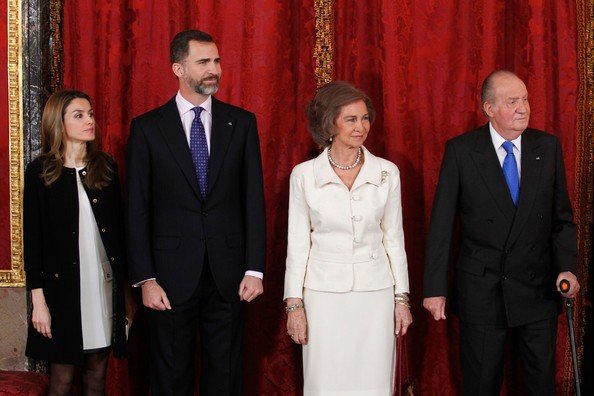 Începând de astăzi, Spania va avea DOI regi. Prinţul Felipe, proclamat conducător de Congresul spaniol