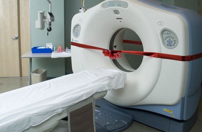 Autorităţile din Dej au inaugurat cu mare fast un tomograf care nu poate fi folosit