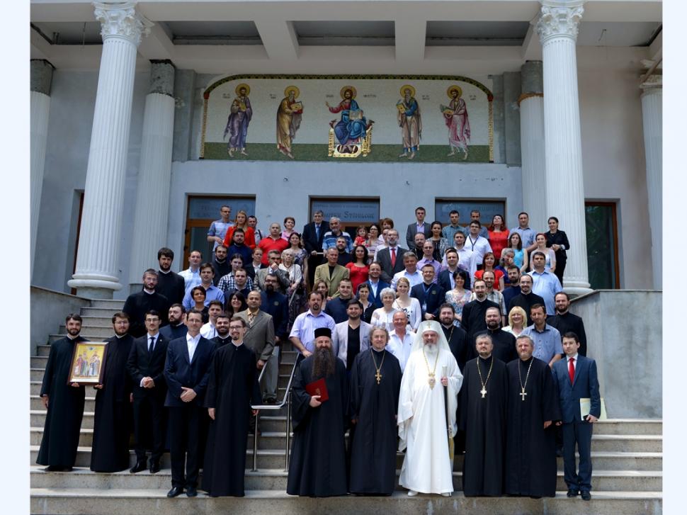 Imagini de COLECŢIE cu Patriarhul Daniel. A sfinţit cu TRAFALETUL televizoarele şi radioul de la Trinitas 264032