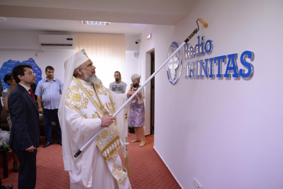 Imagini de COLECŢIE cu Patriarhul Daniel. A sfinţit cu TRAFALETUL televizoarele şi radioul de la Trinitas 264034