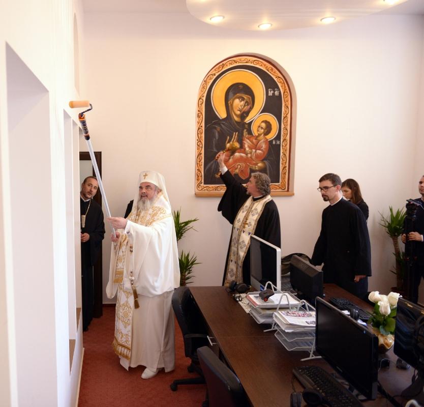 Imagini de COLECŢIE cu Patriarhul Daniel. A sfinţit cu TRAFALETUL televizoarele şi radioul de la Trinitas 264035
