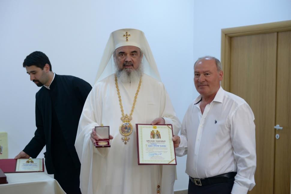 Imagini de COLECŢIE cu Patriarhul Daniel. A sfinţit cu TRAFALETUL televizoarele şi radioul de la Trinitas 264037