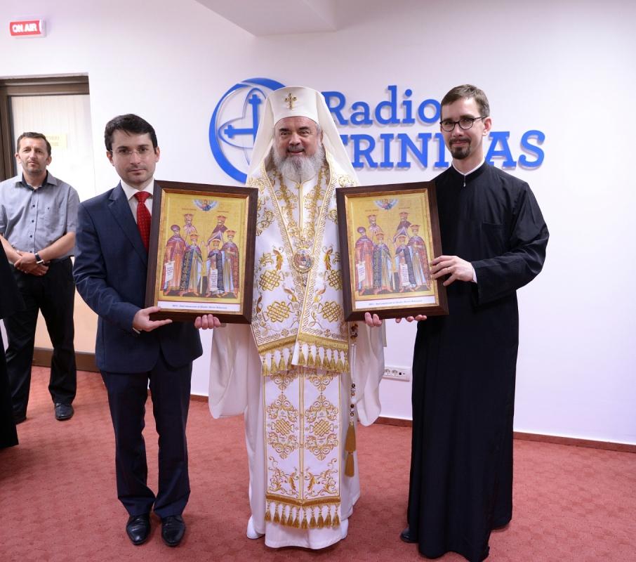 Imagini de COLECŢIE cu Patriarhul Daniel. A sfinţit cu TRAFALETUL televizoarele şi radioul de la Trinitas 264039