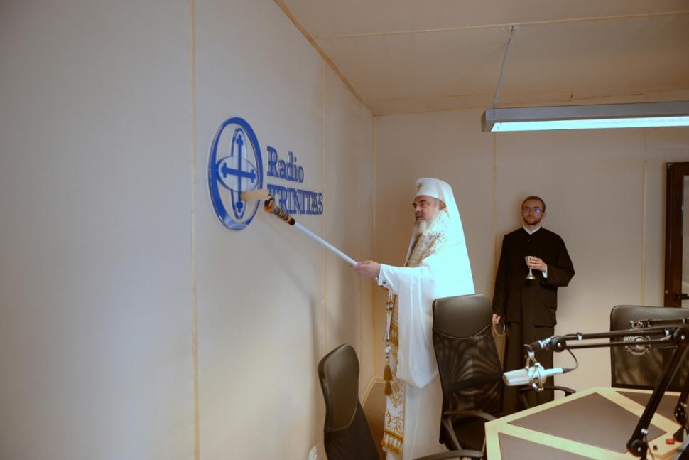 Imagini de COLECŢIE cu Patriarhul Daniel. A sfinţit cu TRAFALETUL televizoarele şi radioul de la Trinitas 264040