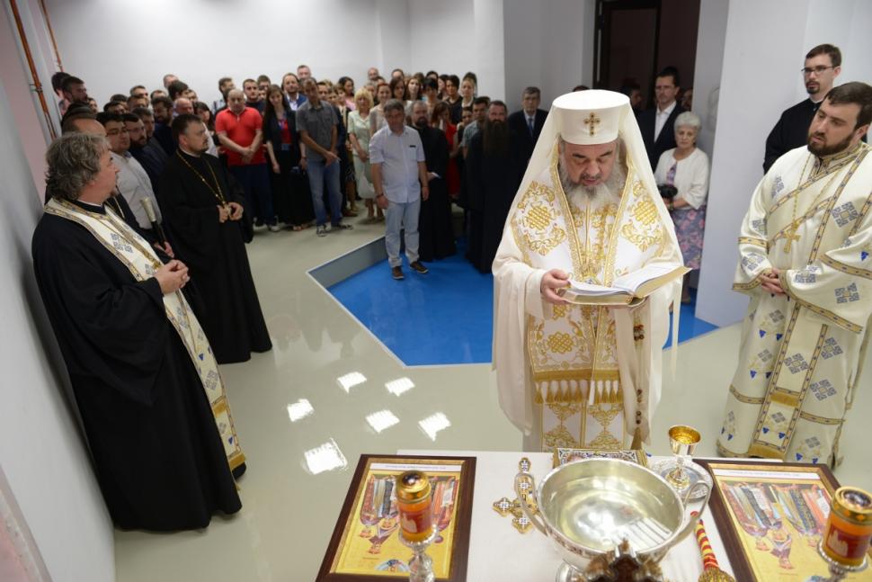 Imagini de COLECŢIE cu Patriarhul Daniel. A sfinţit cu TRAFALETUL televizoarele şi radioul de la Trinitas 264042