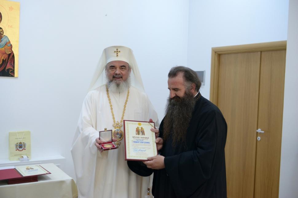 Imagini de COLECŢIE cu Patriarhul Daniel. A sfinţit cu TRAFALETUL televizoarele şi radioul de la Trinitas 264044