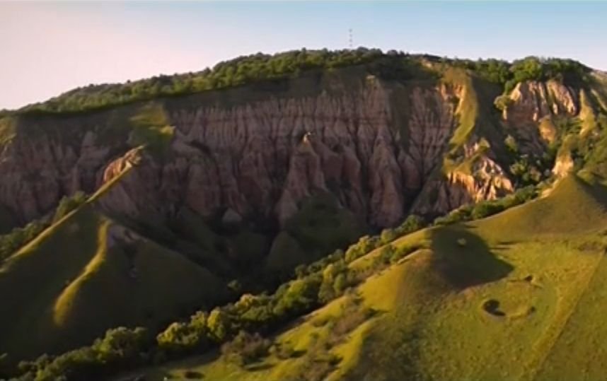 România la înălţime: Rezervaţia Naturală Râpa Roşie - un spectacol de culoare