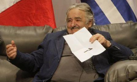 „Sunt numit sărac, dar nu mă simt sărac. Sunt săraci cei care ţin cu dinţii de un stil de viaţă luxos". Jose Mujica, cel mai "sărac" preşedinte din lume 178097