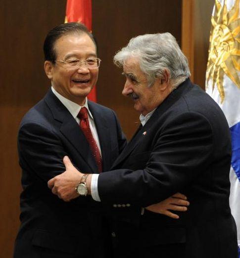 „Sunt numit sărac, dar nu mă simt sărac. Sunt săraci cei care ţin cu dinţii de un stil de viaţă luxos". Jose Mujica, cel mai "sărac" preşedinte din lume 178099