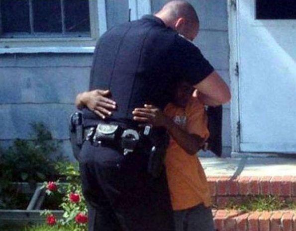 Gestul emoţionant pe care l-a făcut acest poliţist. "Am răspuns unui apel la 911. Nu ştiam cine e dincolo de fir" 264276