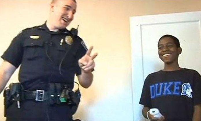 Gestul emoţionant pe care l-a făcut acest poliţist. "Am răspuns unui apel la 911. Nu ştiam cine e dincolo de fir" 264277