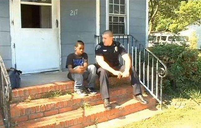 Gestul emoţionant pe care l-a făcut acest poliţist. "Am răspuns unui apel la 911. Nu ştiam cine e dincolo de fir" 264279