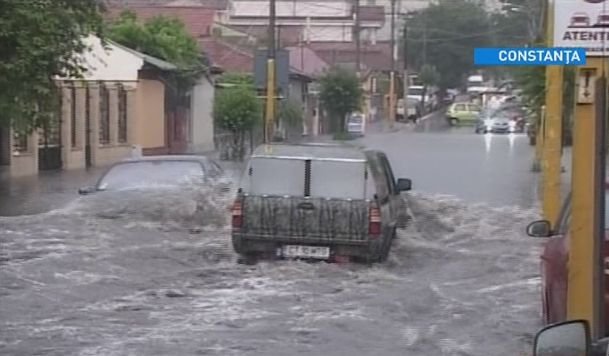 Potop la malul mării. Furtuna a spulberat acoperişul unei cafenele din Mamaia şi a inundat oraşul Constanţa