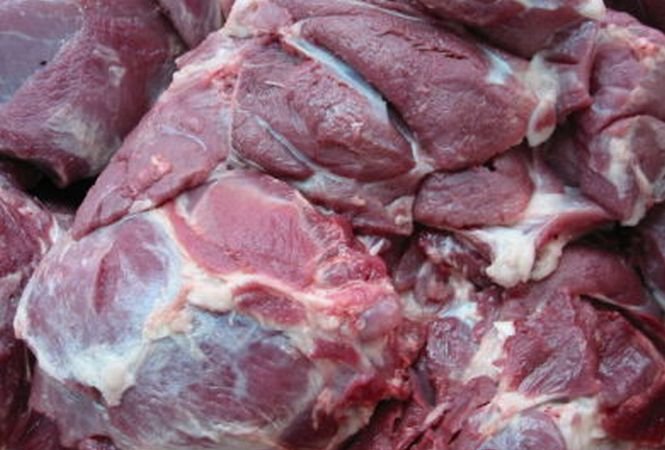 Sute de kilograme de carne expirată, în farfuriile bătrânilor din trei azile
