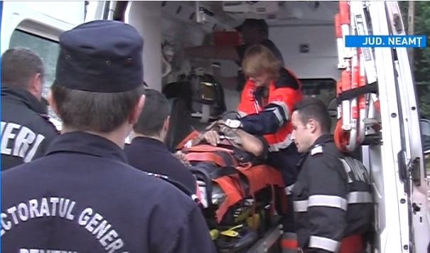 Operaţiune de salvare spectaculoasă! Un bărbat a căzut într-o groapă de 6 metri