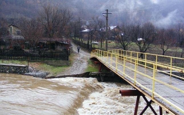 România sub codul galben de inundaţii! Avertizare pentru 12 bazine hidrografice, până vineri la ora 20,00 