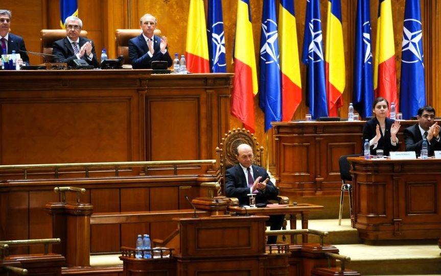 Liderii politici cer DEMISIA lui Băsescu. &quot;Preşedintele a reuşit până azi să se sustragă judecăţii şi să-i protejeze pe membrii familiei sale de braţul legii&quot;