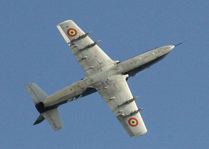 Un avion militar a aterizat FORŢAT la Buzău