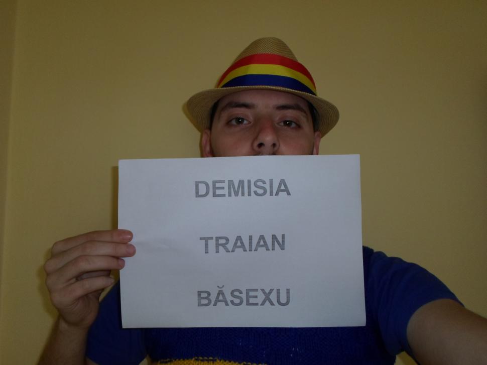 "Nu mai vreau să fii preşedintele ţării mele. Mi-e ruşine cu tine". IMAGINI şi MESAJE trimise pe banipentrubasescu@antena3.ro 264463