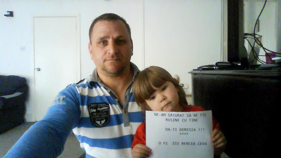 "Nu mai vreau să fii preşedintele ţării mele. Mi-e ruşine cu tine". IMAGINI şi MESAJE trimise pe banipentrubasescu@antena3.ro 264464